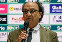 Guarascio: “Le trattative per la cessione proseguono positivamente” Il patron del Cosenza, Eugenio Guarascio, in una delle rare conferenze stampe a cui ha presenziato (foto Francesco Farina)