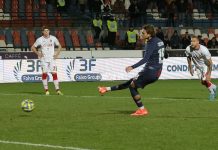 Derby folle: Pompetti illude il Catanzaro, Ciervo regala il pari al Cosenza al minuto 106 Il penalty trasformato da Ciervo. Cosenza-Catanzaro 1-1 (foto Francesco Farina)