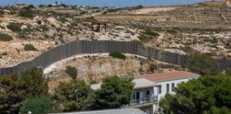 In 44 sbarcano a Lampedusa, sulla barca due corpi e tre intossicati