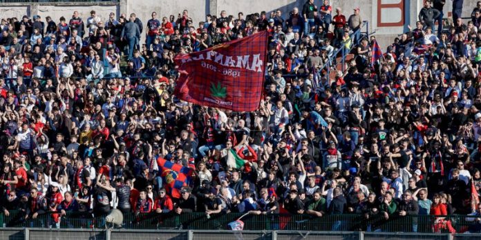 La Curva Sud Bergamini nel derby dello scorso marzo (foto Francesco Farina) La Curva Sud Bergamini nel derby dello scorso marzo (foto Francesco Farina)