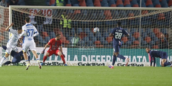 L'autogol di Martino (foto Francesco Farina)
