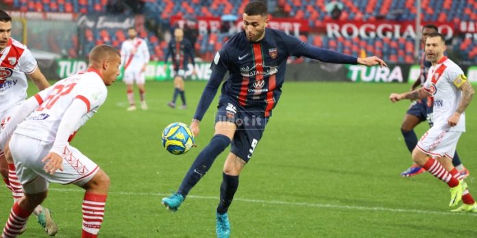 Artistico fa gol al debutto con la maglia del Cosenza (foto Michele De Marco)