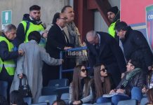 Cosenza, mercato e società: non si muove una foglia. Così si sprofonda! Guarascio lascia lo stadio dopo la feroce contestazione dei tifosi (foto Michele De Marco)