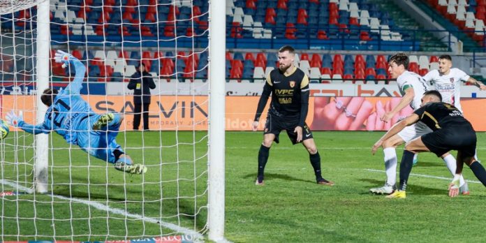 Vaisanen fa centro in Cosenza-Benevento 22-23 (foto Francesco Farina)