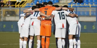 Juve Stabia-Cosenza 3-0: le pagelle dei rossoblù Abbraccio tra i giocatori del Cosenza prima dell'inizio (foto Francesco Farina)