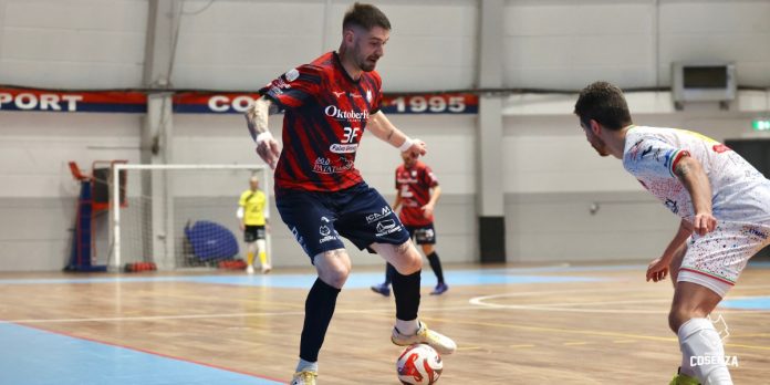 Bavaresco durante il match (foto Michele De Marco)