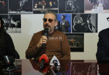 Brunori SAS all’Unical: “Ho vissuto Sanremo come un gioco. Non mi interessa la popolarità tout court” Brunori SAS durante la conferenza stampa al TAU (foto Francesco Farina)