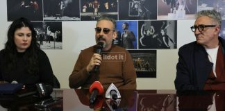 Brunori SAS all’Unical: “Ho vissuto Sanremo come un gioco. Non mi interessa la popolarità tout court” Brunori SAS durante la conferenza stampa al TAU (foto Francesco Farina)