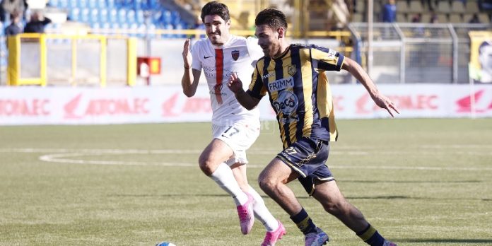 Candellone scappa via a Caporale in Juve Stabia-Cosenza (foto Francesco Farina)
