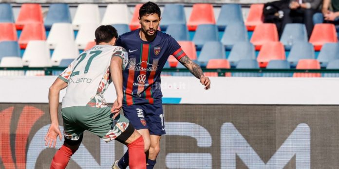 D'Orazio tra i peggiori di Cosenza-Palermo (foto Francesco Farina) D'Orazio tra i peggiori di Cosenza-Palermo (foto Francesco Farina)
