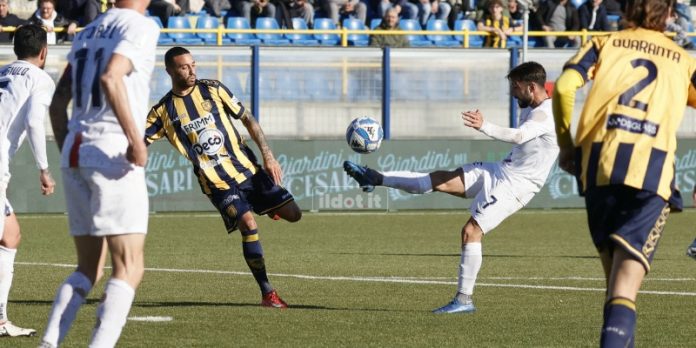 Garritano prova la battuta al volo in Juve Stabia-Cosenza (foto Francesco Farina)