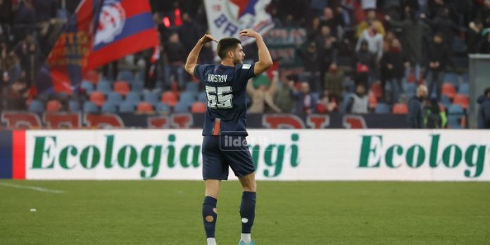 Hristov festeggia il gol che regala la vittoria al Cosenza (foto Francesco Farina)