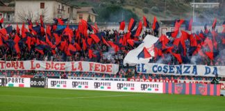 Cosenza-Palermo, in curva ci sarà il “porta un amico” La curva sud Bergamini nel derby Cosenza-Catanzaro (foto Francesco Farina)
