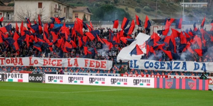 La curva sud Bergamini nel derby Cosenza-Catanzaro (foto Francesco Farina)