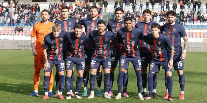 L'undici iniziale del Cosenza con la Carrarese (foto Francesco Farina)