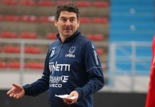 Pirossigeno Cosenza, mister Ibañes si presenta: “Miglioriamo la fase difensiva” Mister Ibañes in allenamento (foto Michele De Marco)