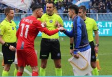 Sampdoria-Cosenza 1-0: il tabellino del match Scambio di gagliardetti tra i capitani di Sampdoria e Cosenza (foto Francesco Grazioli)