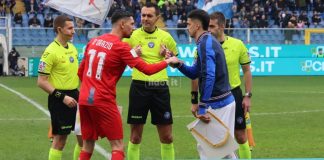 Sampdoria-Cosenza 1-0: il tabellino del match Scambio di gagliardetti tra i capitani di Sampdoria e Cosenza (foto Francesco Grazioli)