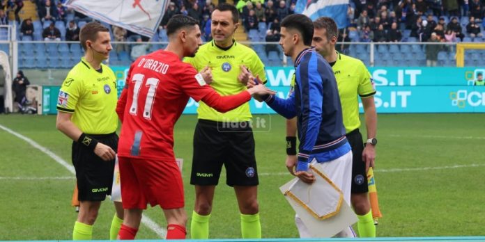 Scambio di gagliardetti tra i capitani di Sampdoria e Cosenza (foto Francesco Grazioli)