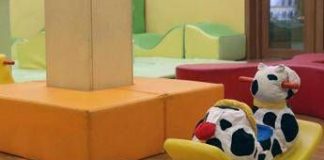 Bimba legata a una sedia con una sciarpa, licenziata educatrice in asilo di Napoli