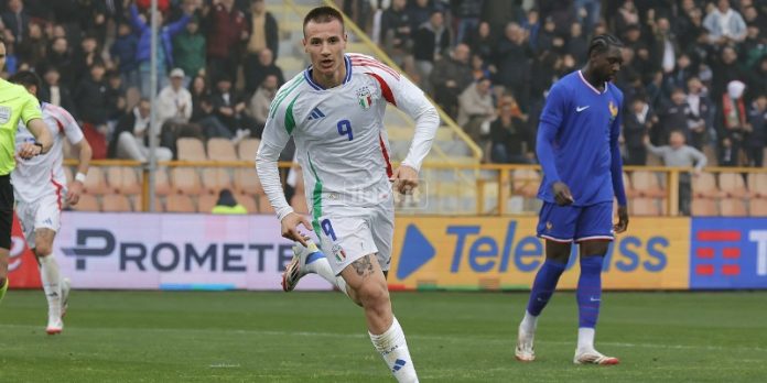 Camarda esulta dopo il gol dell'1-0 in Italia-Francia (foto Francesco Farina)
