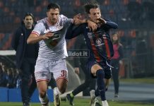 Cosenza-Reggiana 1-0, il tabellino del match Ciervo prova a sfuggire ad un avversario durante Cosenza-Reggiana (foto Francesco Farina)
