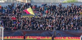 Derby di Calabria, gli Ultras Catanzaro: “Vogliamo i tifosi del Cosenza” Gli Ultras Catanzaro in curva Capraro (foto Francesco Farina)