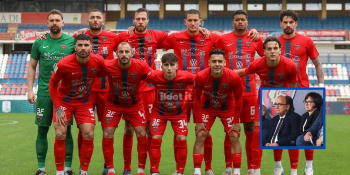 Cosenza, hai problemi più gravi, guai a parlare di calcio giocato (foto Michele De Marco)