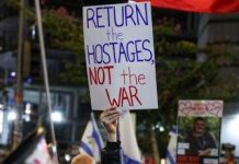 Gaza, 600 giorni di guerra: famiglie ostaggi protestano contro governo a Tel Aviv