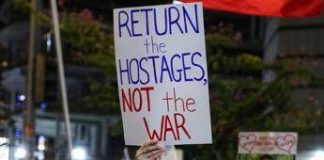 Gaza, 600 giorni di guerra: famiglie ostaggi protestano contro governo a Tel Aviv