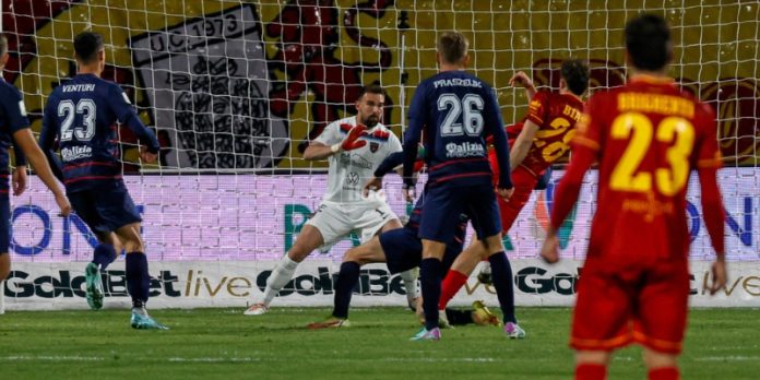 Il gol di Biasci in Catanzaro-Cosenza della passata stagione (foto Francesco Farina)