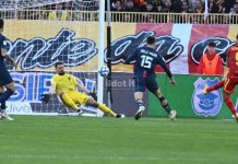 Derby da incubo per il Cosenza, surclassato e umiliato dal Catanzaro (4-0) Il gol di Pietro Iemmello, ancora a segno contro il Cosenza (foto Andrea Rosito)