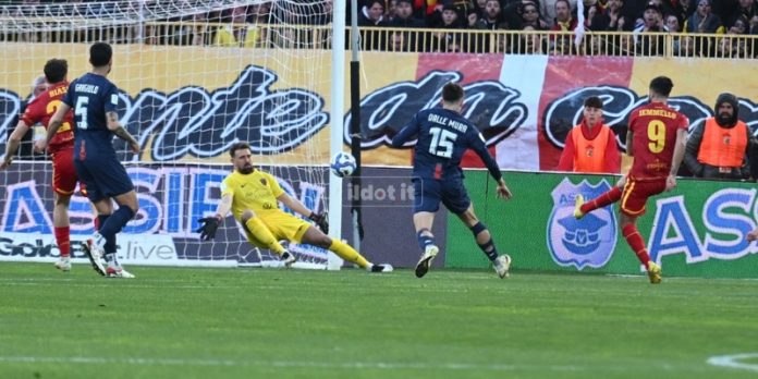 Il gol di Pietro Iemmello, ancora a segno contro il Cosenza (foto Andrea Rosito)