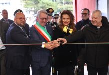 Inaugurato il “PalaPirossigeno” di Rende, sarà la casa dei lupi del futsal e non solo Il taglio del nastro del PalaPirossigeno (foto Michele De Marco)