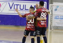 Futsal: la Pirossigeno Cosenza vince lo scontro salvezza con Manfredonia La gioia dei rossoblù dopo la vittoria sul parquet del Vitulano Drugstore Manfredonia (foto Lucia Melcarne)