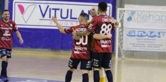 Futsal: la Pirossigeno Cosenza vince lo scontro salvezza con Manfredonia La gioia dei rossoblù dopo la vittoria sul parquet del Vitulano Drugstore Manfredonia (foto Lucia Melcarne)