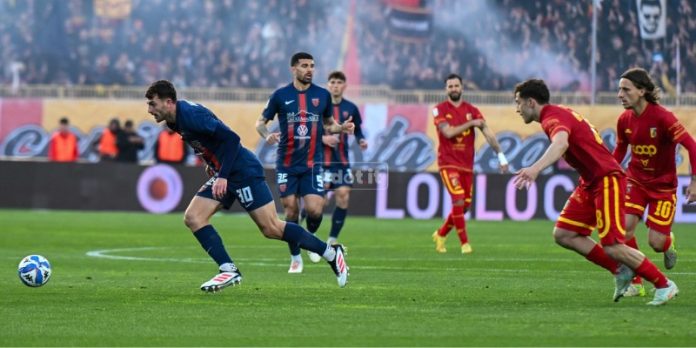Mazzocchi in possesso di palla durante Catanzaro-Cosenza (foto Andrea Rosito)