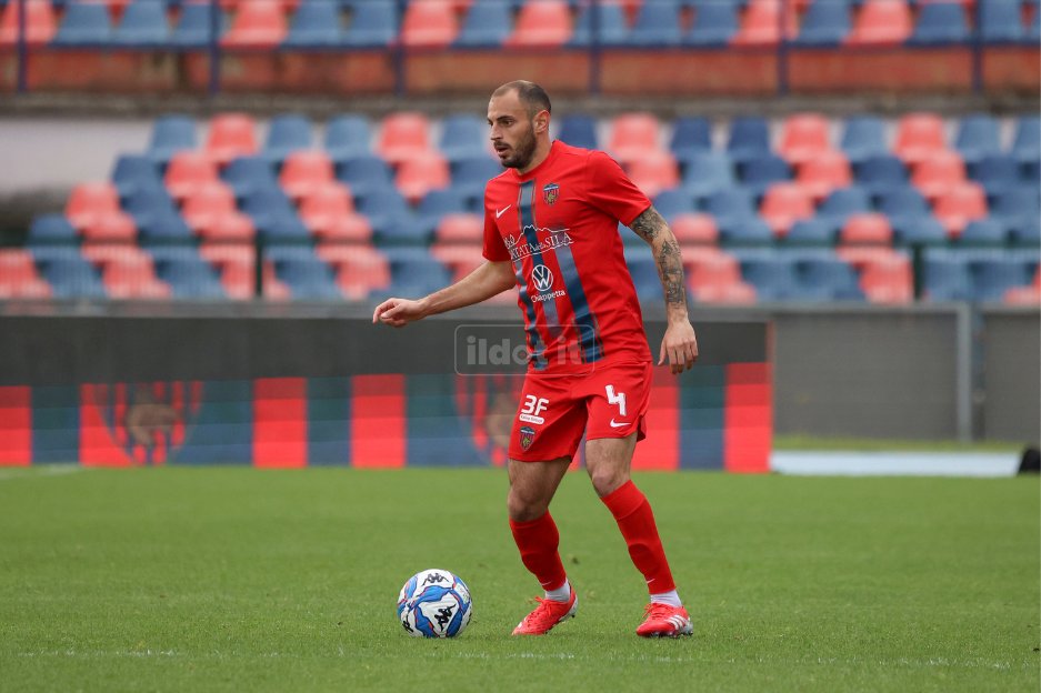 Pietro Martino, espulso per doppia ammonizione (foto Michele De Marco)