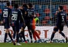 L’accorato appello al Cosenza: “Tramuta la disperazione in ottimismo” Un abbraccio tra i calciatori del Cosenza in uno dei rari momenti di gioia della stagione (foto Francesco Farina)