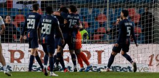 L’accorato appello al Cosenza: “Tramuta la disperazione in ottimismo” Un abbraccio tra i calciatori del Cosenza in uno dei rari momenti di gioia della stagione (foto Francesco Farina)