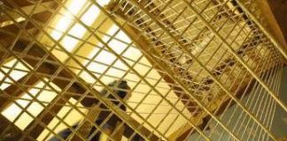 Allarme suicidi in carcere, Forza Italia apre a ‘riforme’. Stop di Delmastro: “No a svuota-carceri”