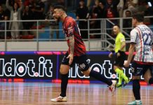 Pirossigeno Cosenza, un pari di gran cuore. Genzano acciuffato sul 3-3 Cabeça esulta dopo il gol del definitivo 3-3 (foto Michele De Marco)