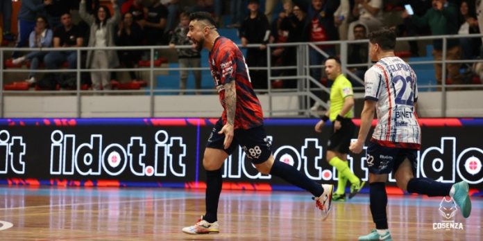 Cabeça esulta dopo il gol del definitivo 3-3 (foto Michele De Marco)