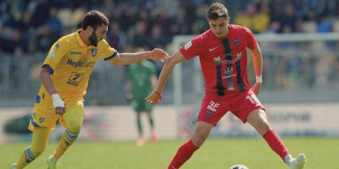 Cruz durante Frosinone-Cosenza (foto pagina Facebook Cosenza Calcio)