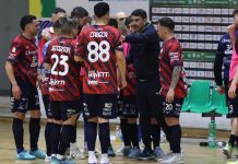 Futsal, cade la Pirossigeno Cosenza sul parquet dello Sporting Sala Consilina Daniel Ibañes, tecnico della Pirossigeno Cosenza, durante un time out (foto Michele De Marco)