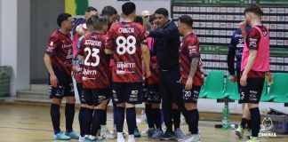 Futsal, cade la Pirossigeno Cosenza sul parquet dello Sporting Sala Consilina Daniel Ibañes, tecnico della Pirossigeno Cosenza, durante un time out (foto Michele De Marco)