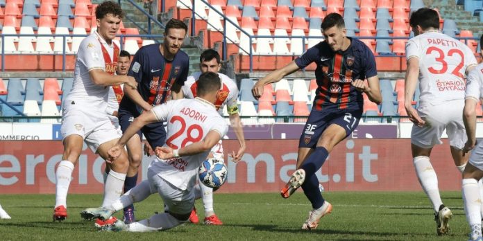 Il gol di Zilli in Cosenza-Brescia 1-1 (foto Francesco Farina)