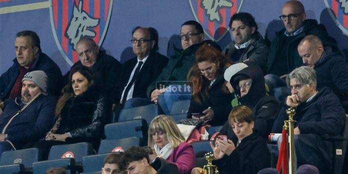 Il patron Guarascio, l'amministratrice Scalise e la presidente della Provincia Succurro in tribuna centrale (foto Francesco Farina)