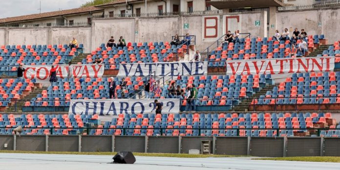 Lo striscione esposto in curva sud diretto alla proprietà del Cosenza Calcio (foto Francesco Farina) Lo striscione esposto in curva sud diretto alla proprietà del Cosenza Calcio (foto Francesco Farina)