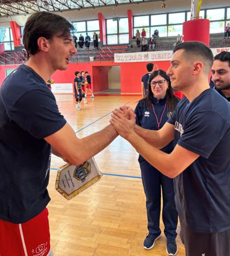 Il saluto tra i capitani di Paola e 
New Tech Rende